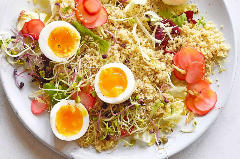 Salade de couscous avec œufs mollets