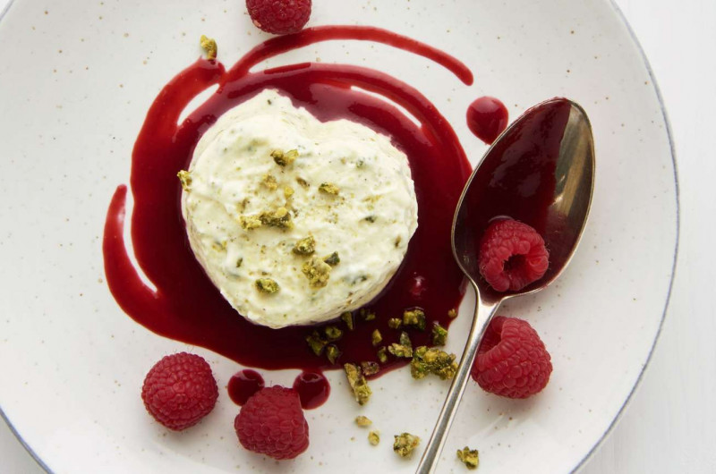 Parfait avec croquant aux pistaches et coulis de framboises