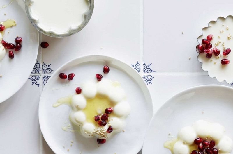 Flan au lait et au miel avec grenade