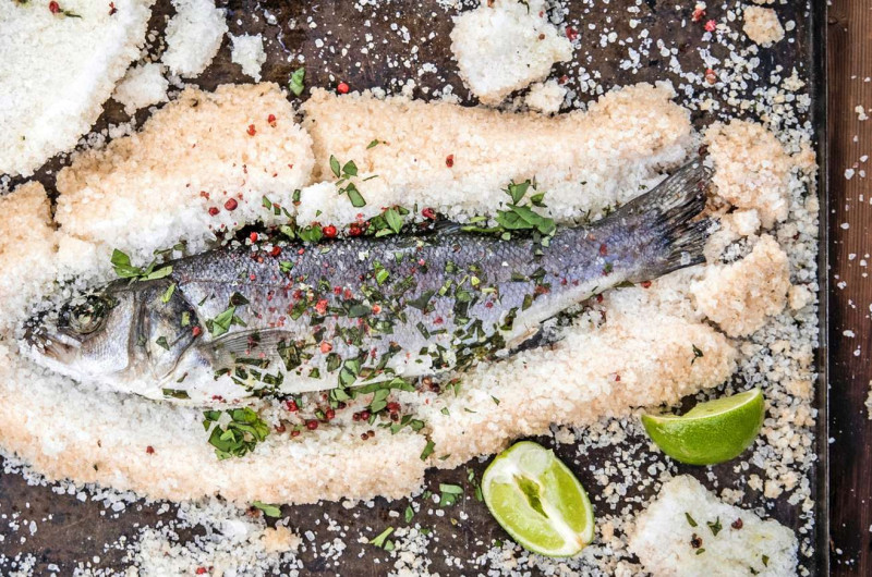 Loup de mer en croûte de sel