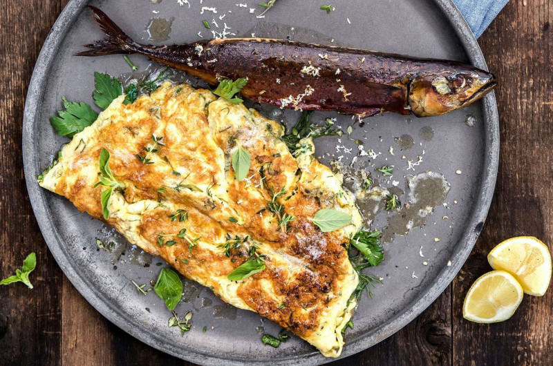 Maquereau fumé avec omelette aux fines herbes