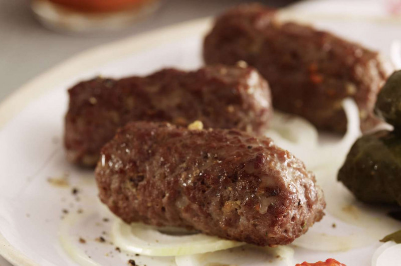 Cevapcici avec feuilles de vigne farcies