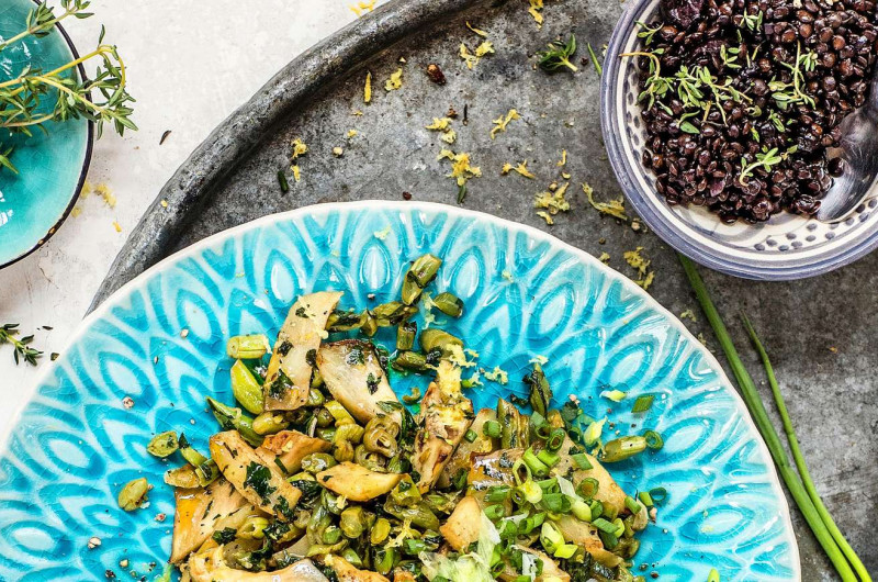 Lentilles aux cerises avec artichauts et haricots verts
