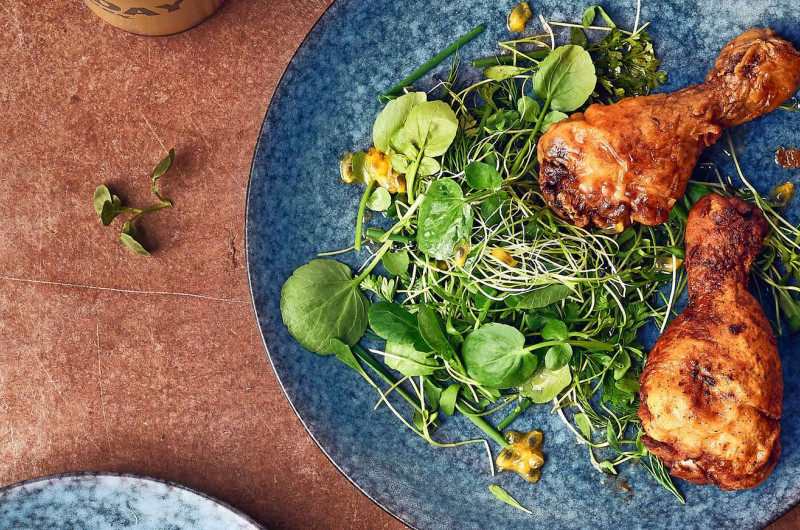 Poulet à la bière avec salade aux fines herbes