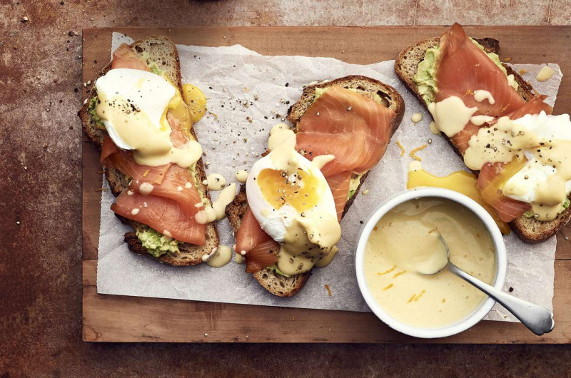 Pain grillé au saumon avec sauce hollandaise à la bière