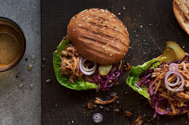 Pulled chicken burger avec chou rouge