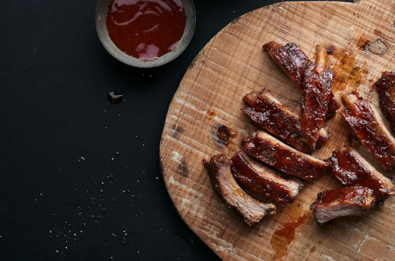Travers de porc avec rub et sauce BBQ