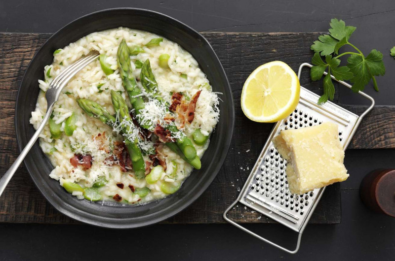 Risotto au citron avec asperges vertes