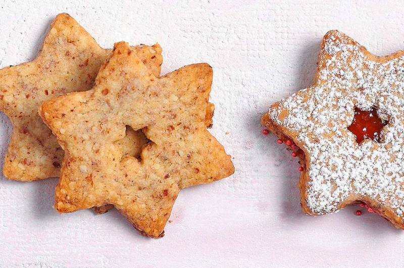 Étoiles de pain d'épice aux amandes avec confiture de cynorrhodon