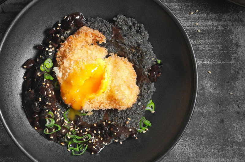 Ragoût de haricots noirs avec œuf frit