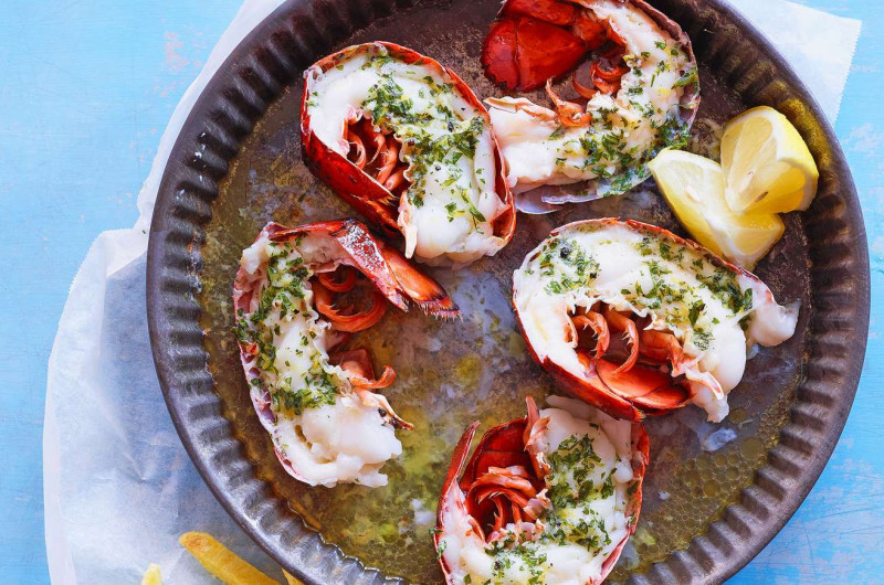 Queue de homard au four avec beurre à l'estragon