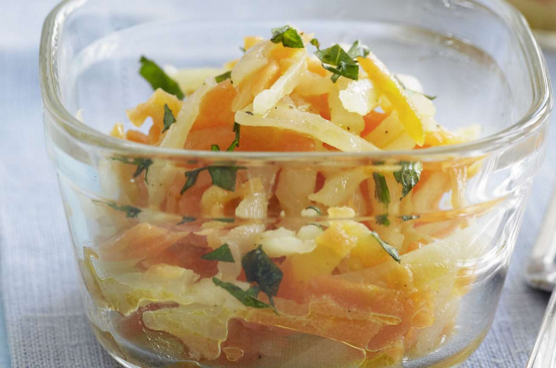 Salade de colrave et de carottes à la vapeur