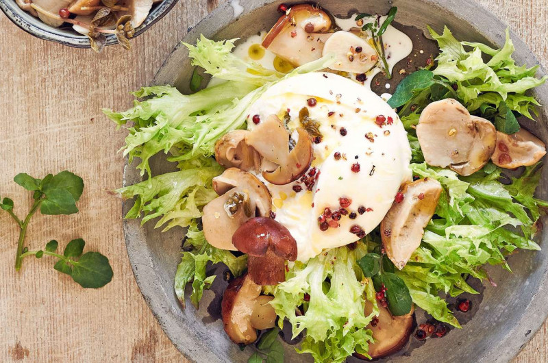 Bolets au vinaigre avec salade et mozzarella