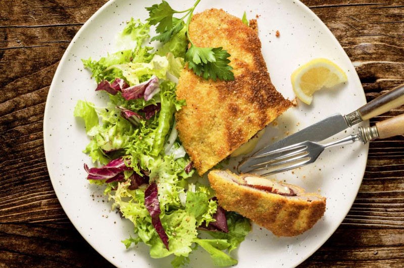 Cordon-bleu de chevreuil avec tilsit et viande séchée des Grisons