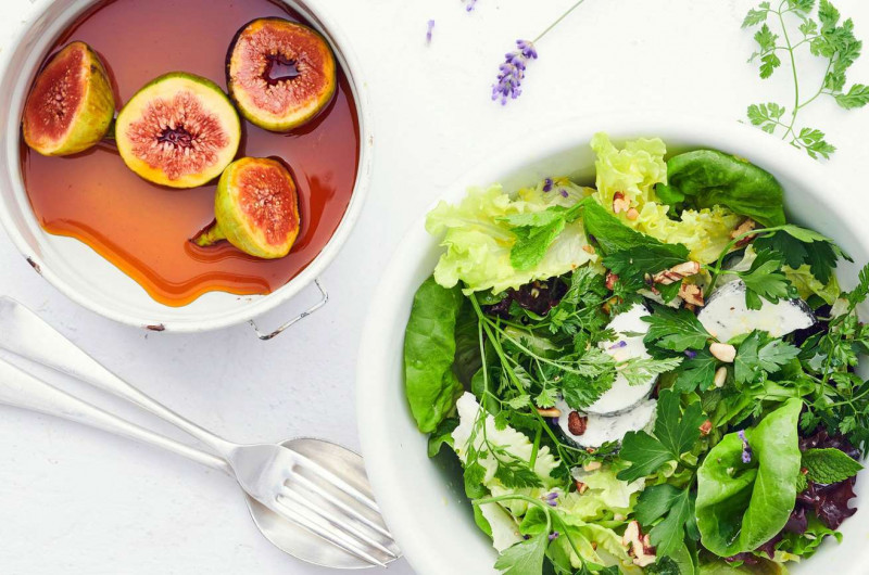 Salade aux fines herbes avec figues au caramel