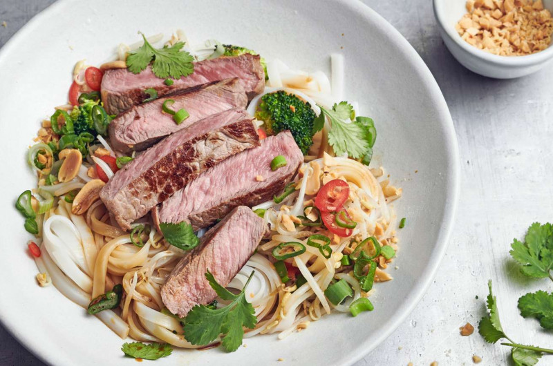 Bowl de nouilles de riz au bœuf