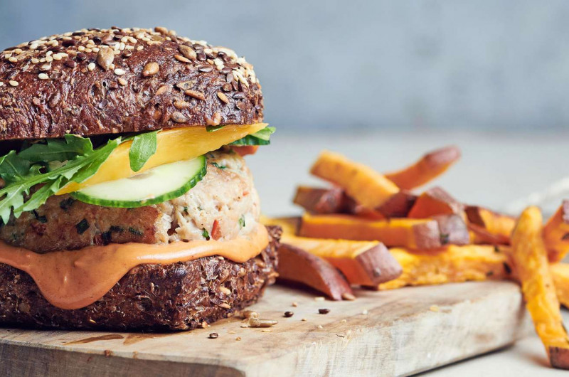 Burger de poulet à la mangue