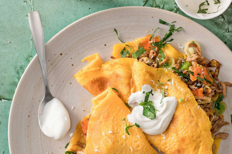 Crêpes à la noix de coco avec carottes et poulet