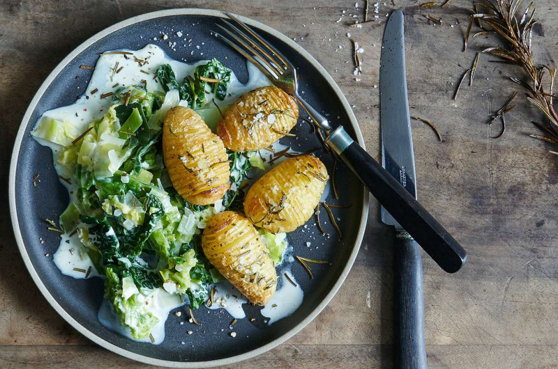 Pommes de terre au four avec chou frisé et poireau à la crème