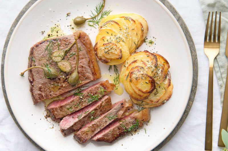 Entrecôte et pommes de terre croustillantes