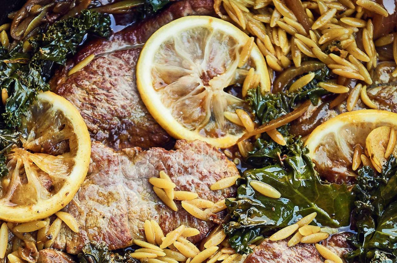Agneau avec pâtes et chou kale