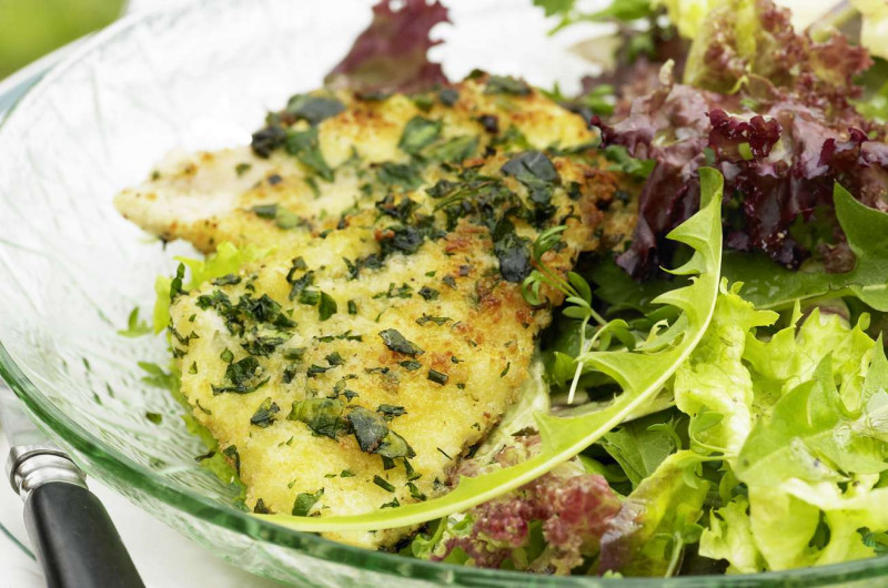 Perches aux herbes sur lit de salade