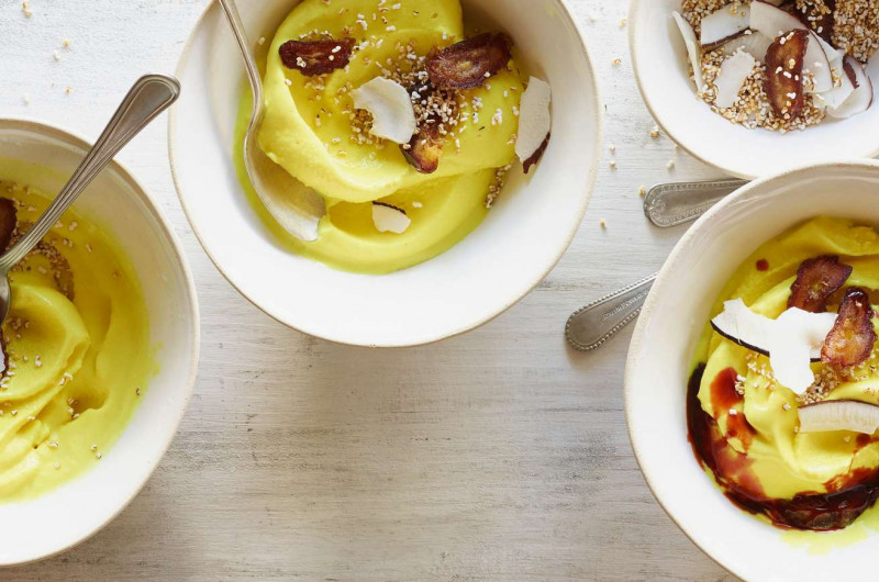 Glace au lait doré avec crunch salé aux dattes