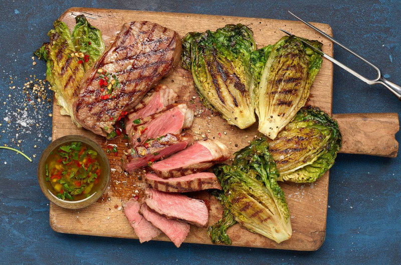 Entrecôte grillée avec laitue romaine