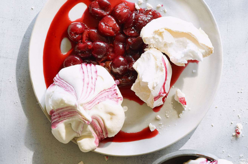 Meringues avec cerises au rhum