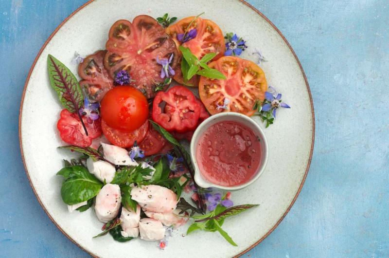 Filets de lapin sur salade de tomates fleurie