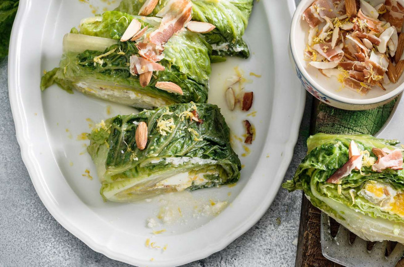Paupiettes de laitue ­romaine tièdes farcies de ricotta et d’œuf