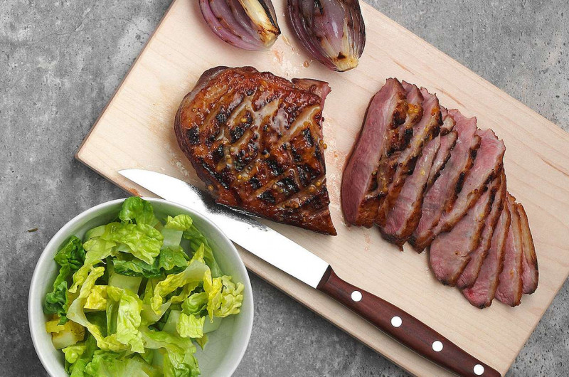 Magret de canard grillé avec laitue romaine