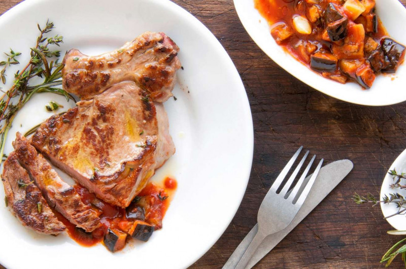 Côtelette de veau avec sauce tomate à l'aubergine
