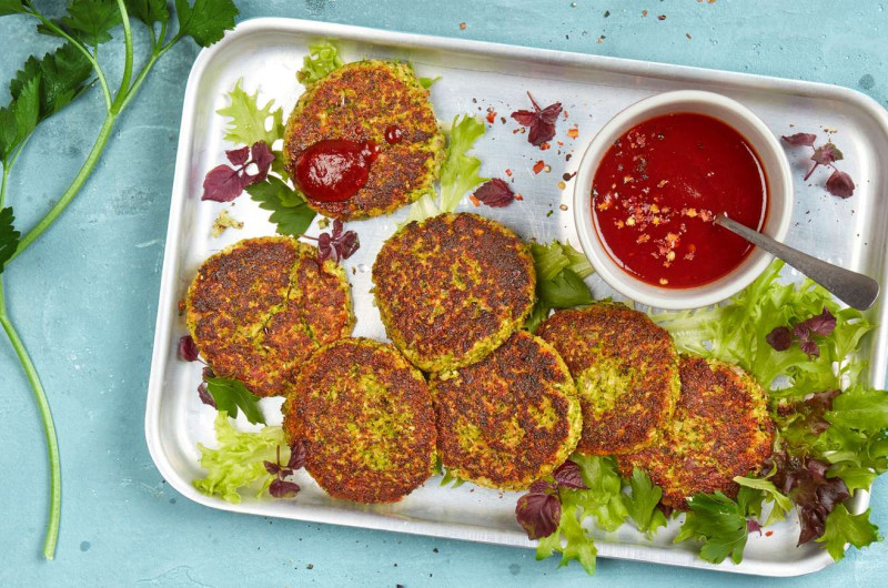 Miniburgers de brocoli avec ketchup au piment