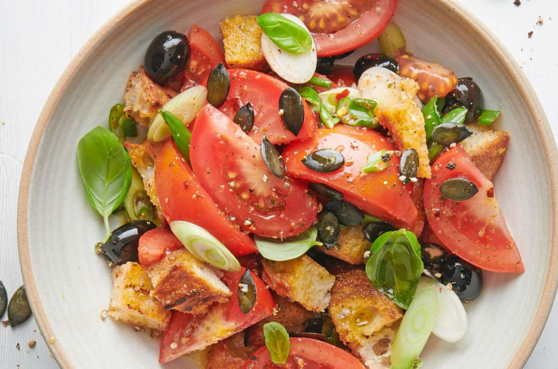 Salade de pain grillé avec tomates