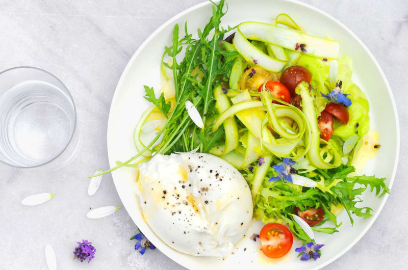Salade fleurie avec asperges et burrata