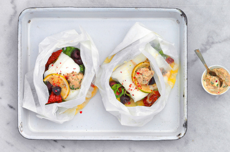 Filets de poisson en papillote avec olives et beurre balsamique