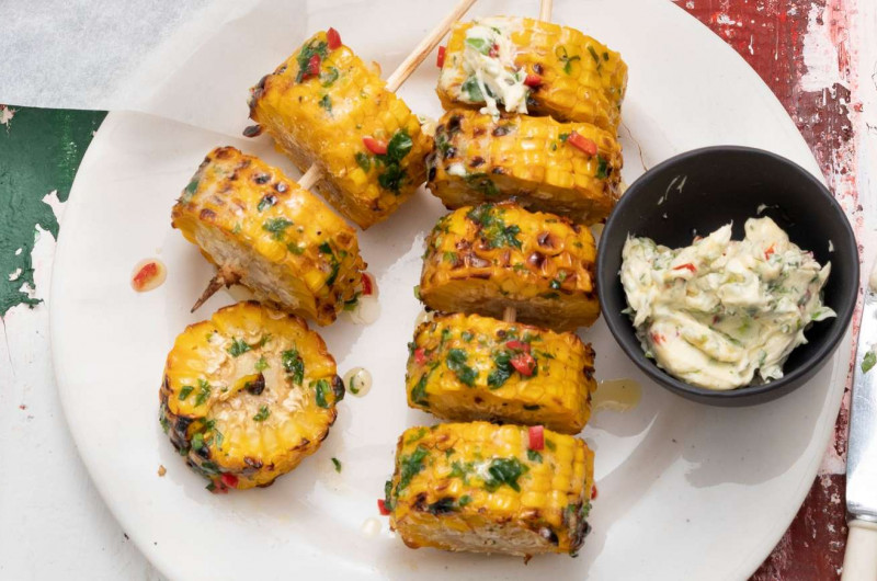 Brochette d'épis de maïs sur le gril