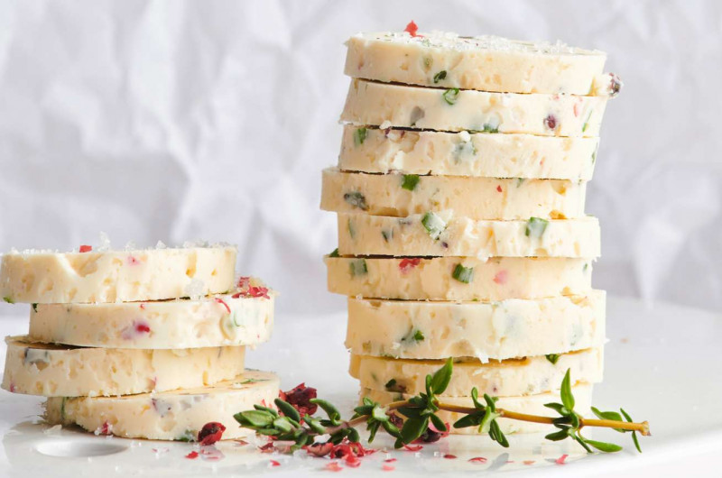 Beurre aux fines herbes et au poivre rose