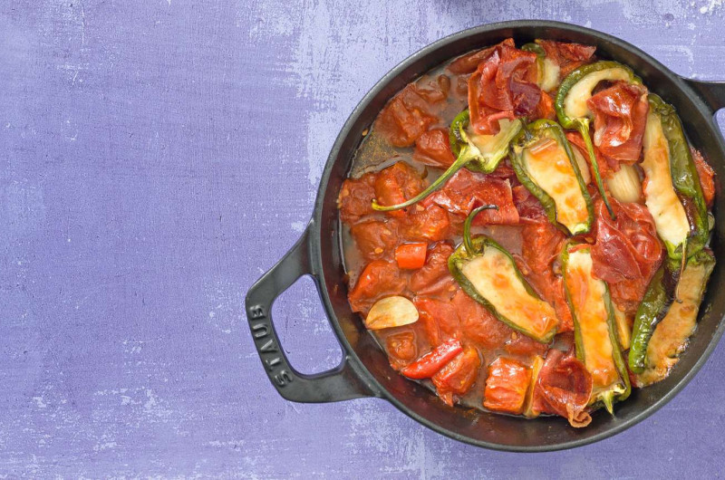 Pimientos au fromage avec sauce tomate relevée