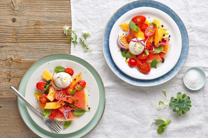 Salade de tomates à la pastèque et au melon avec burrata et perles de balsamique