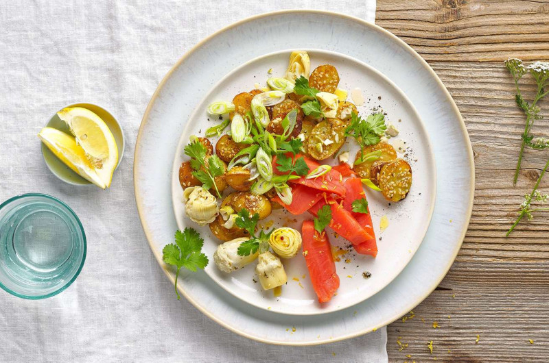 Filet de dos de saumon sur salade de pommes de terre rissolées