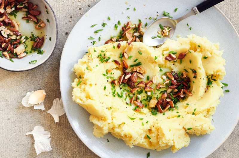 Écrasée de pommes de terre avec amandes grillées
