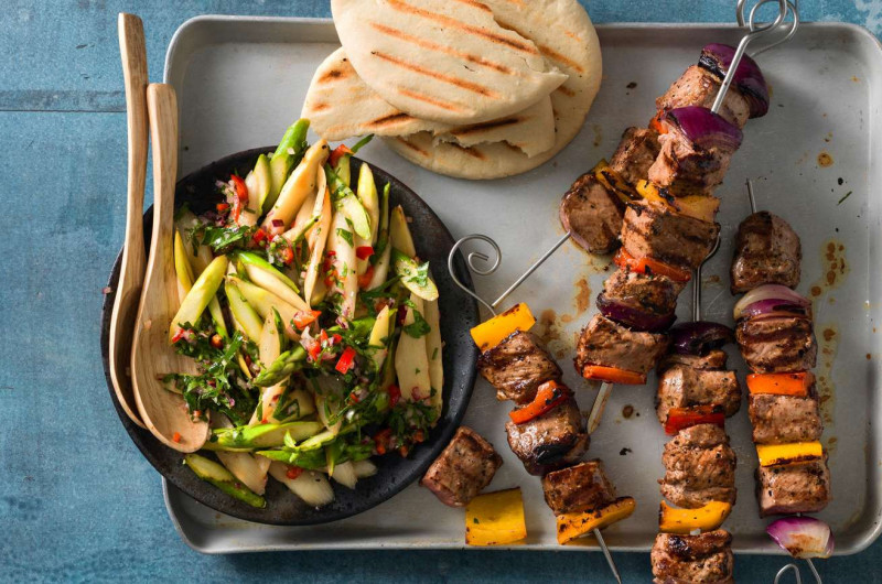 Brochette d'agneau avec salade d'asperges crues