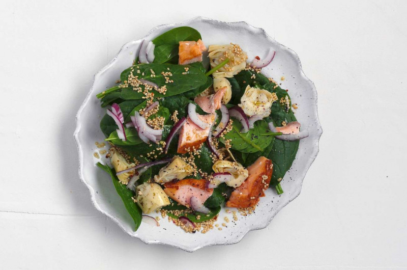 Salade d'épinards avec saumon et artichauts