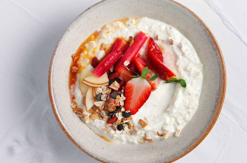 Birchermüesli avec fraises et rhubarbe