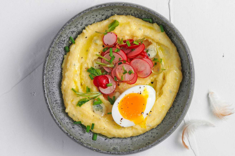 Polenta avec œuf mollet et radis roses