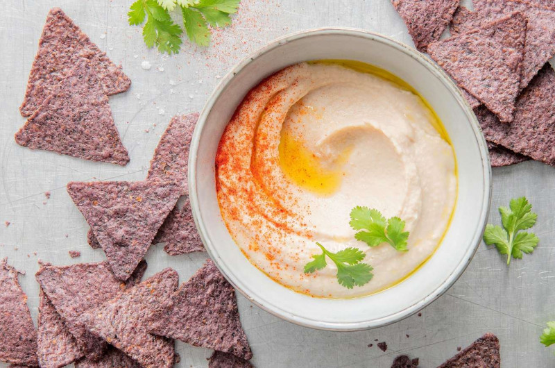 Purée de haricots avec chips de tortillas