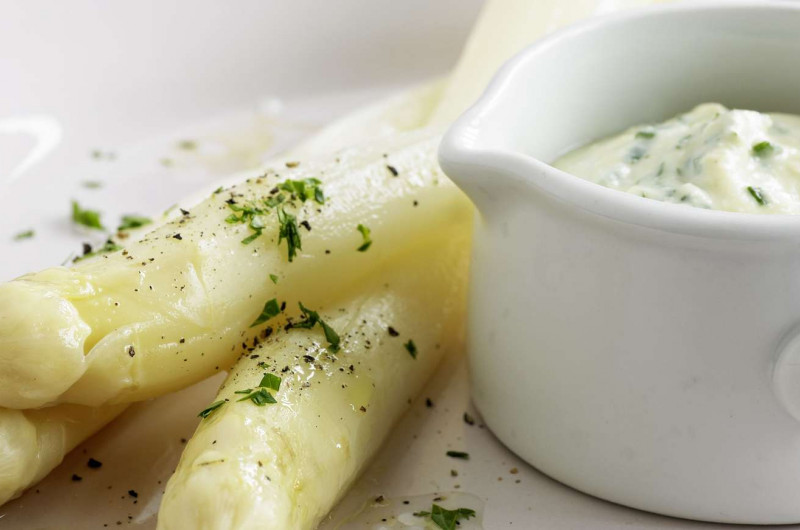 Asperges avec sauce au tofu et aux herbettes