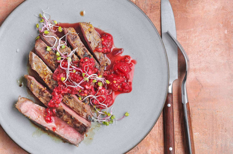 Entrecôte parisienne avec relish de framboises